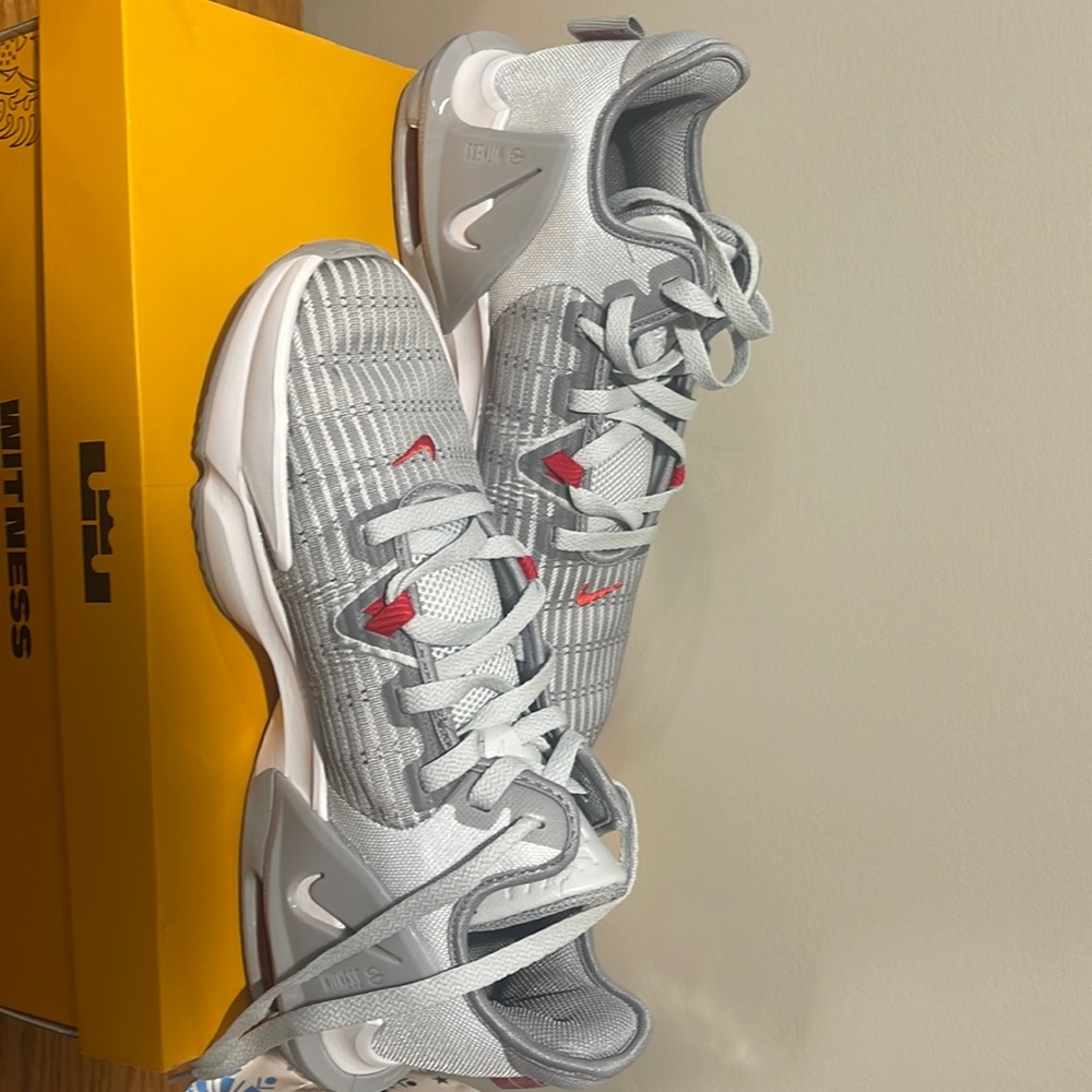Nike Men Lebron Witness VI size 9.5 Basketball Shoes